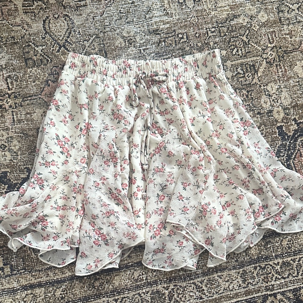 Floral flowy mini skirt